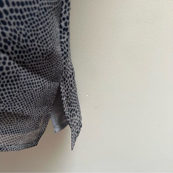 Gray Animal Print silk Button-Up Blouse size M/P - Picture 3 of 7